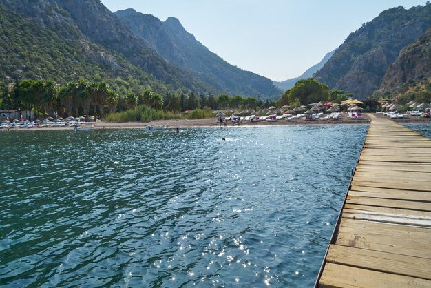 Holzdeckboden über Meer