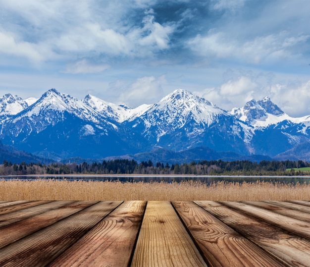 Holzdielenboden mit bayerischer Alpenlandschaft