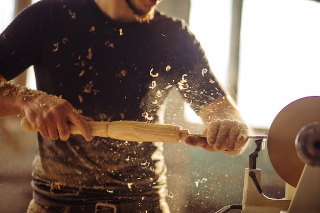 Holzdrehmaschine. Zimmermann, der Holz dreht