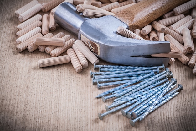 Holzdübel und Metallnägel mit Klauenhammer