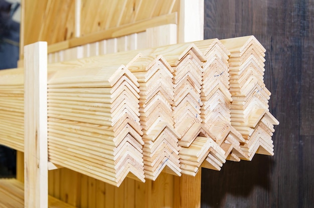 Holzecke in einem Eisenwarenladen Geformte Ecke aus Holz zur Dekoration von Gelenken an Wänden und Türen