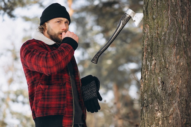 Holzfäller mit Axt im Wald