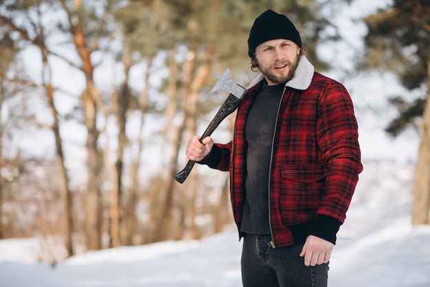 Holzfäller mit Axt im Wald