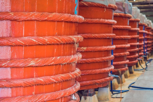 Holzfässer in einer Fischsaucenfabrik auf der Insel Phu Quoc.