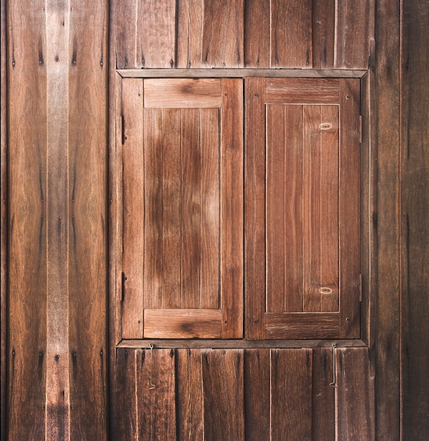 Holzfenster auf Holzwand