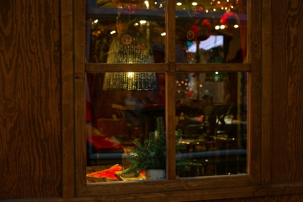 Holzfenster im abendlichen Weihnachtscafé