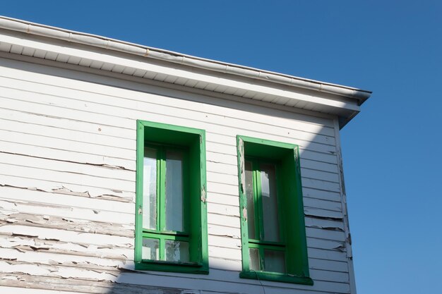 Foto holzfenster mit gitter eines holzhauses