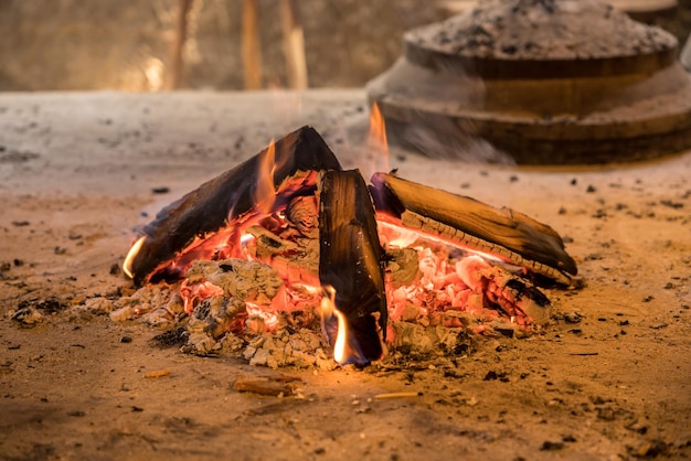 Holzfeuer und Glut zum Räuchern von Speisen oder hausgemachten Backöfen