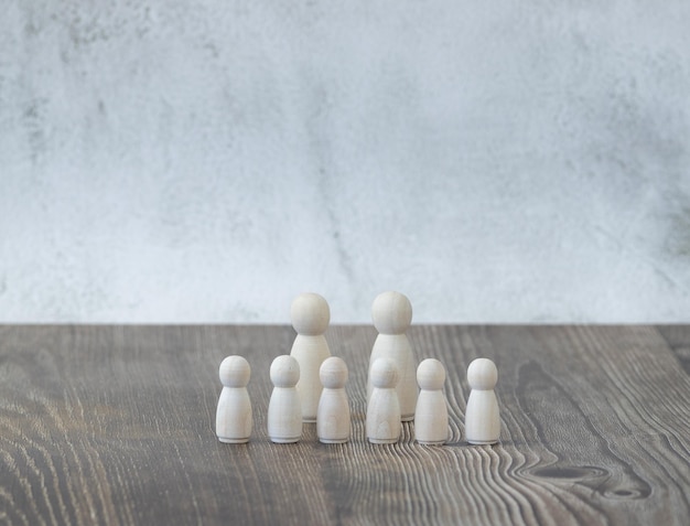 Holzfiguren, die eine große Familie darstellen