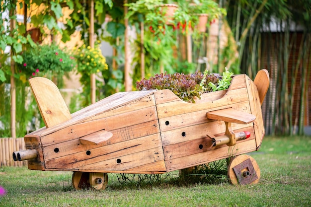 Holzflugzeugdekoration im Garten