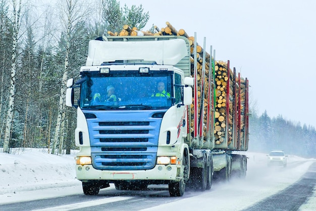 Holzfrachter auf der Straße im Winter Rovaniemi, Lappland, Finnland