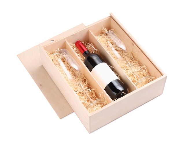 Holzgeschenkkiste mit Weinflasche und Gläsern, isoliert auf Weiß