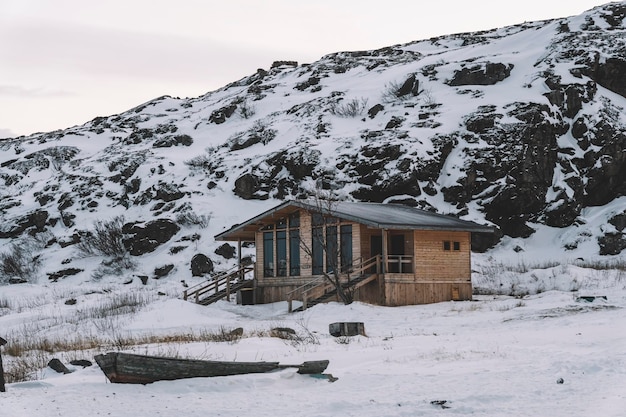 Holzhäuser auf Bergen im Winter mit viel Schnee