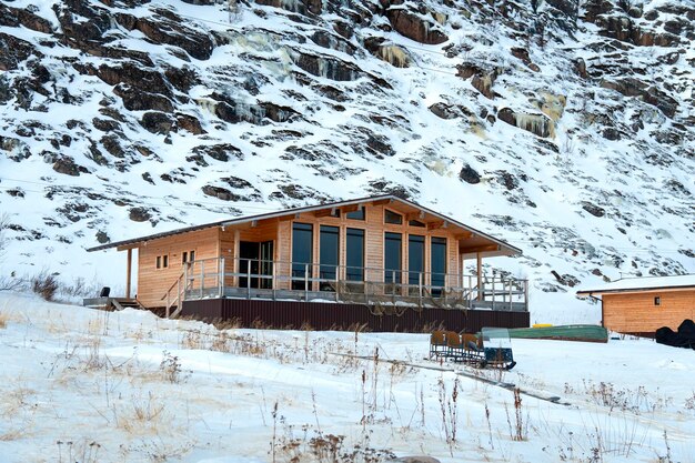 Holzhäuser auf österreichischen Bergen im Winter mit viel Schnee