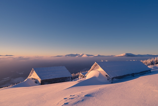 Holzhäuser im Schnee