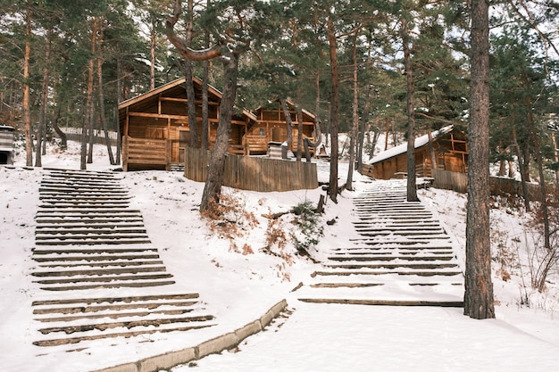 Holzhäuser im Schnee