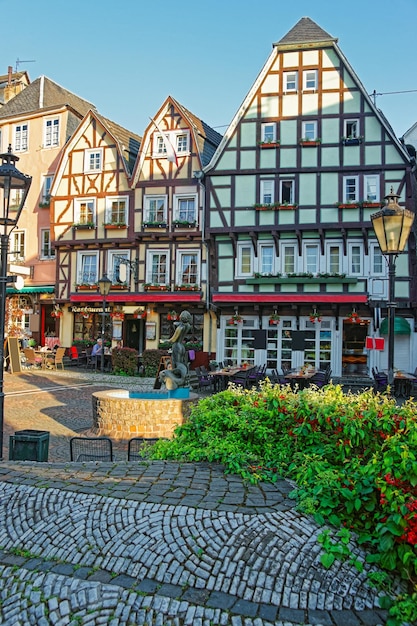 Holzhäuser im Stadtzentrum von Linz am Rhein in Rheinland-Pfalz in Deutschland. Menschen im Hintergrund