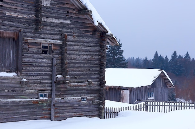Holzhäuser in der russischen Landschaft / Holzarchitektur, russische Provinzlandschaft, Winterblick Dorf in Russland
