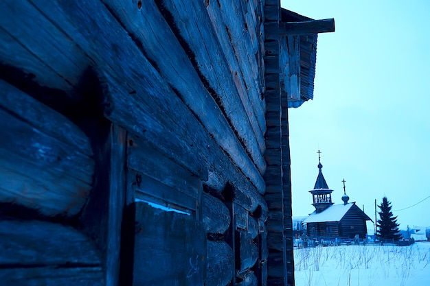 Holzhäuser in der russischen landschaft / holzarchitektur, russische provinzlandschaft, winterblick dorf in russland