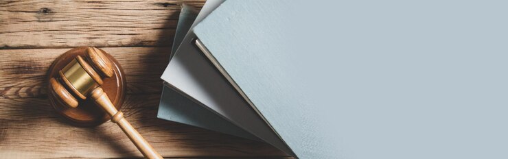 Foto holzhammer und bücher auf holztisch auf braunem hintergrund