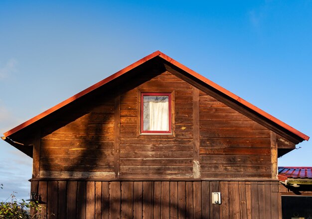 Holzhaus am blauen Himmel im Morgensonnenlicht