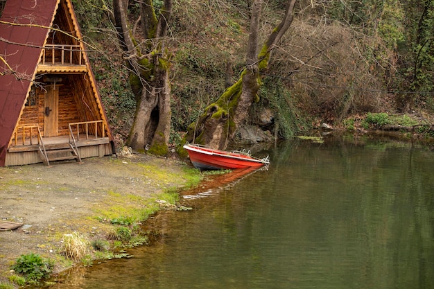 Holzhaus am Fluss