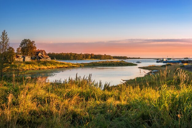 Holzhaus am Ufer der Bucht im Weißen Meer auf den Solovetsky-Inseln