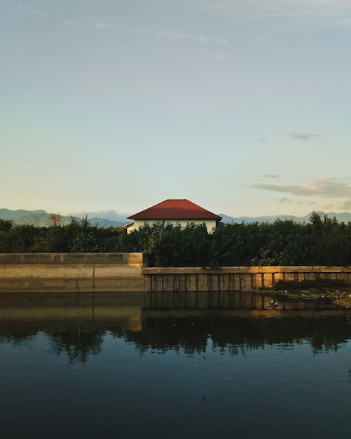 Holzhaus am Ufer des Sees