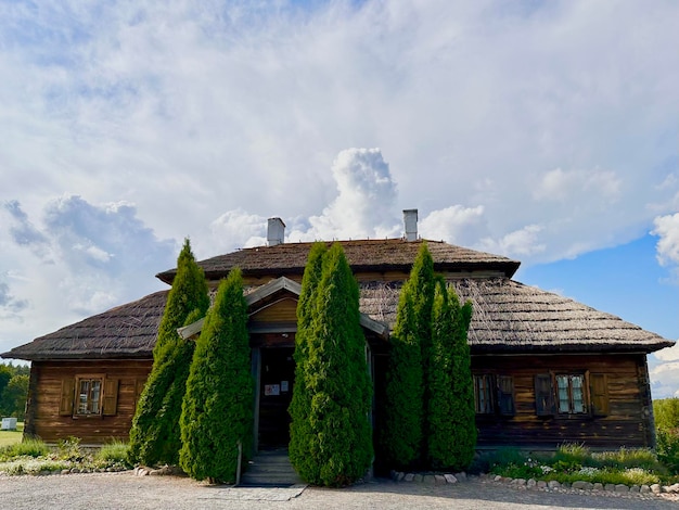 Foto holzhaus auf dem land