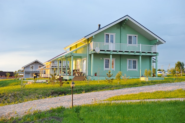 Holzhaus aus geklebten Balken