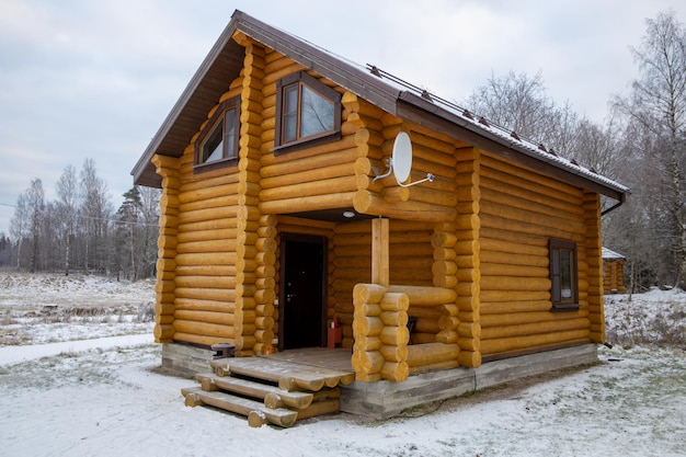 Holzhaus aus Holz in der Natur im Winter