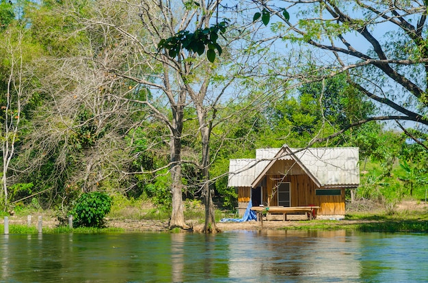 Holzhaus entlang dem Fluss, Thailand