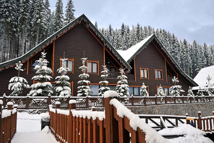 Foto holzhaus ferienhaus in bergferienort abgedeckt