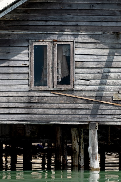 Holzhaus im Meer Thailand