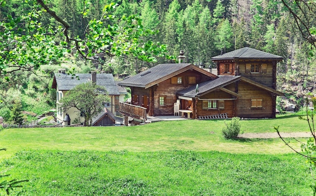 Holzhaus in den Bergen der Alpen