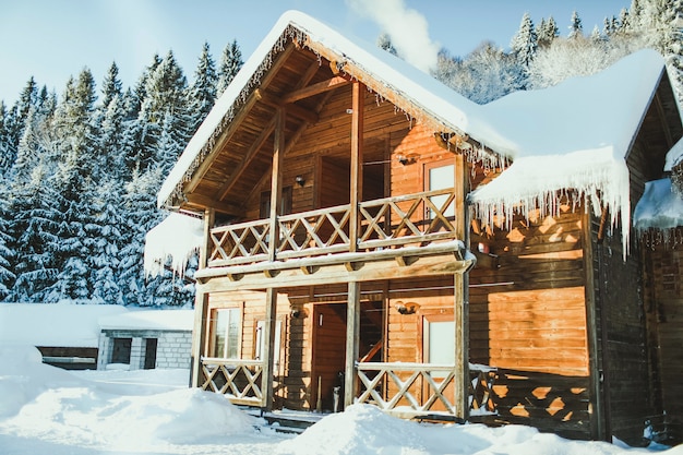 Holzhaus in den schneebedeckten Bergen