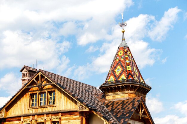 Holzhaus mit farbenfrohem hellem Dach Landhaus altes ländliches Holzhaus in einem verlassenen Dorf