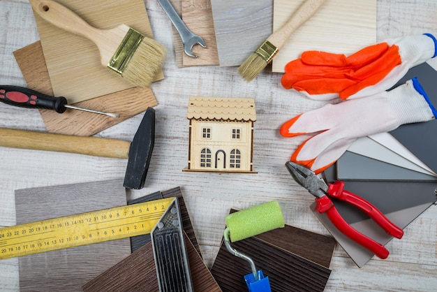 Foto holzhausmodell mit werkzeugen auf tischreparaturkonzept