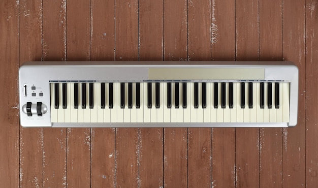 Foto holzhintergrund der midi-tastatur des musikinstruments