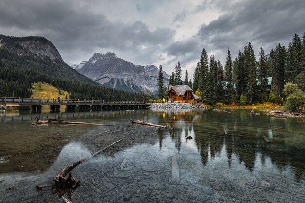 Holzhütte auf Smaragdsee mit felsigen Bergen im Yoho-Nationalpark