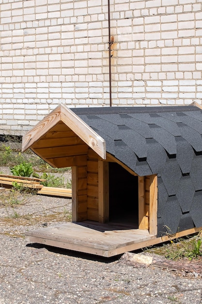 Holzhütte für einen Hund im Hof