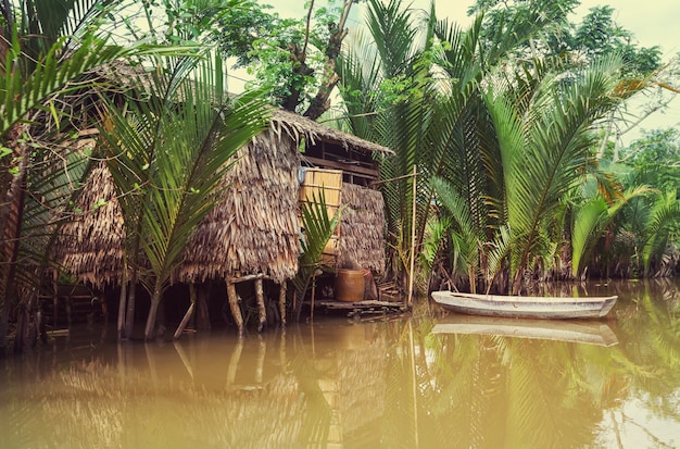 Holzhütte und Boot im Mekong-Delta, Vietnam