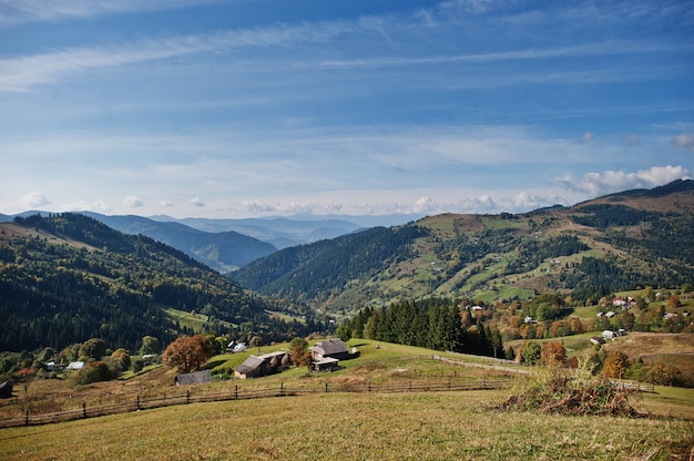 Holzhütten im Tal. Herbstsaison in den Bergen. Karpaten, Ukraine.