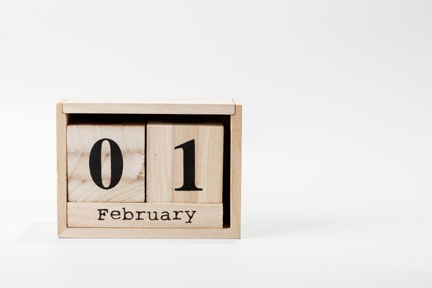 Holzkalender 1. Februar auf weißem Hintergrund