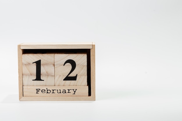 Holzkalender 12. Februar auf weißem Hintergrund