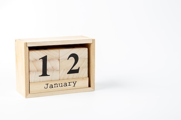 Holzkalender 12. Januar auf weißem Hintergrund