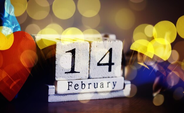 Holzkalender 14. Februar auf Bokeh-Hintergrund