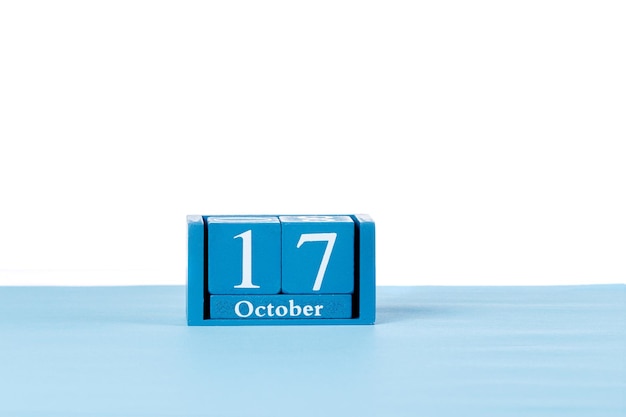 Holzkalender 17. Oktober auf weißem Hintergrund
