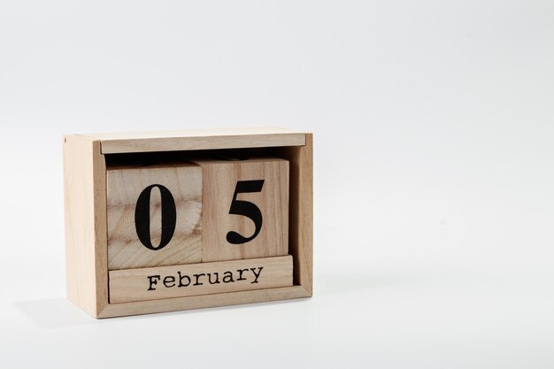 Holzkalender Februar 05 auf weißem Hintergrund