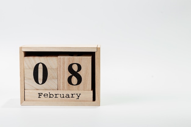 Holzkalender Februar 08 auf weißem Hintergrund